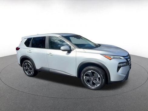 Used 2025 Nissan Rogue SV image 2