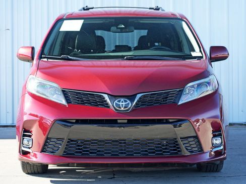 Used 2019 Toyota Sienna SE w/ Carpet Mat Package image 6