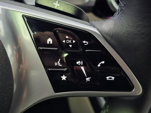 Used 2025 Mercedes-Benz GLB 250 4MATIC image 17