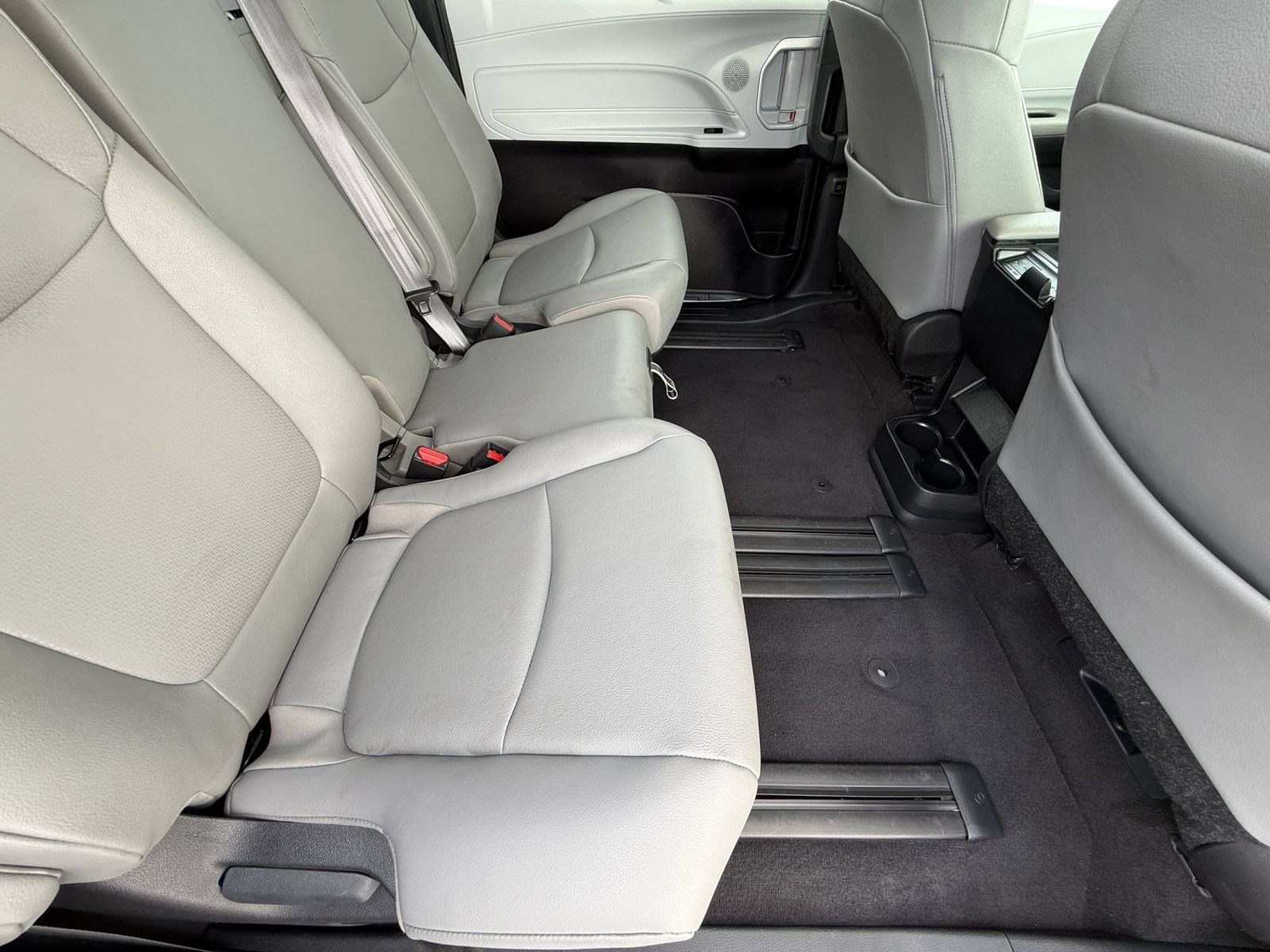 Used 2025 Toyota Sienna XLE FWD image 32