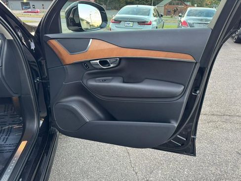 Used 2021 Volvo XC90 T6 Momentum w/ Climate Package image 23