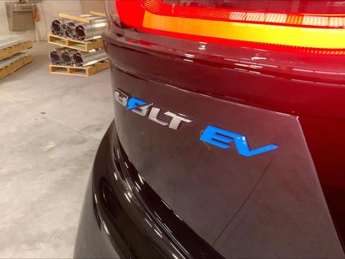 Used 2023 Chevrolet Bolt LT w/ Driver Confidence Package FWD image 9