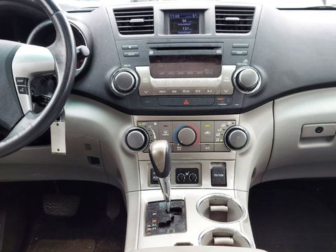 Used 2012 Toyota Highlander SE w/ Tow Pkg image 10