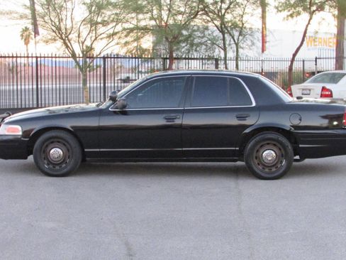 Used 2005 Ford Crown Victoria Police Interceptor image 4
