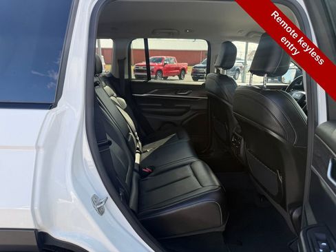 Used 2023 Jeep Grand Cherokee Limited w/ Black Appearance Package image 42