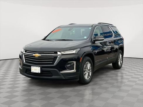 Used 2023 Chevrolet Traverse LT image 2