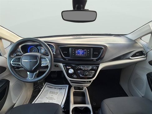 Used 2017 Chrysler Pacifica Touring FWD image 18