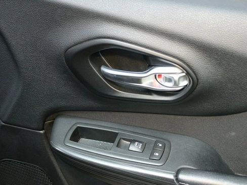 Used 2016 Jeep Cherokee Latitude w/ Cold Weather Group image 9