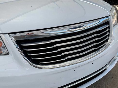 Used 2014 Chrysler Town & Country Touring image 28