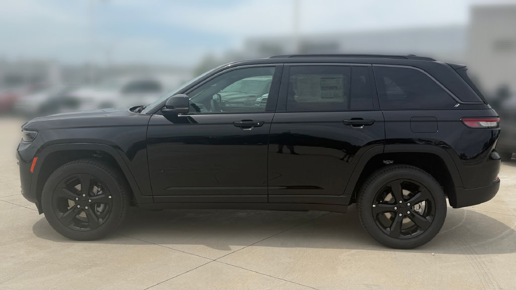 New 2026 Jeep Grand Cherokee Limited w/ Limited Altitude Package AWD/4WD image 2