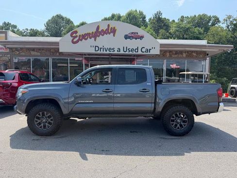 Used 2021 Toyota Tacoma SR5 AWD/4WD image 2