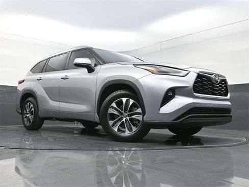 Used 2023 Toyota Highlander XLE image 25