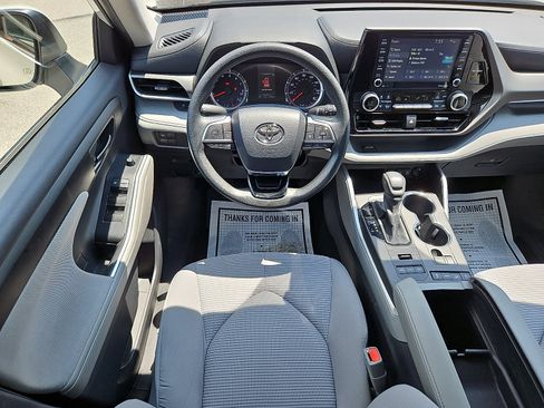 Used 2020 Toyota Highlander L AWD/4WD image 11