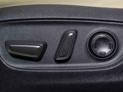 Used 2022 Toyota Sienna Limited image 30