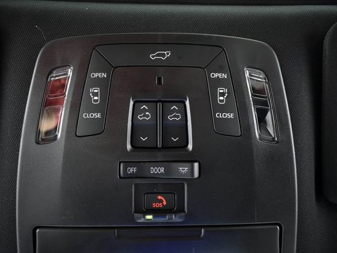 Certified 2025 Toyota Sienna Platinum image 38