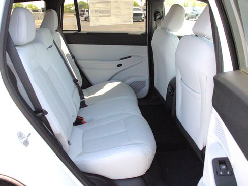 Used 2026 Jeep Cherokee Laredo AWD/4WD image 24