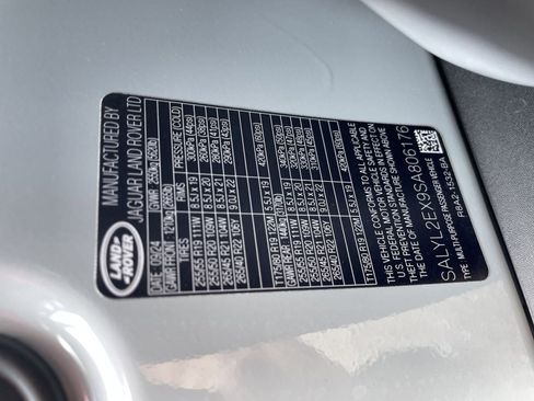 New 2025 Land Rover Range Rover Velar Dynamic SE image 18