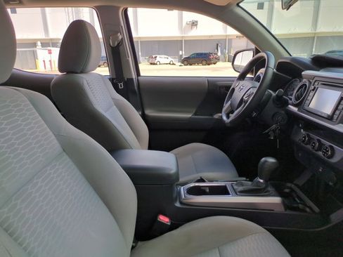 Used 2016 Toyota Tacoma SR5 w/ Towing Package image 19