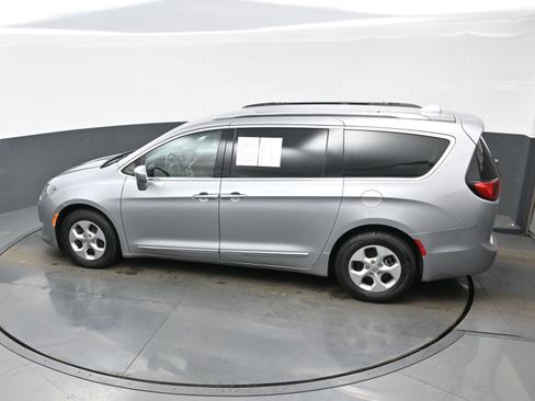 Used 2017 Chrysler Pacifica Touring-L Plus image 36