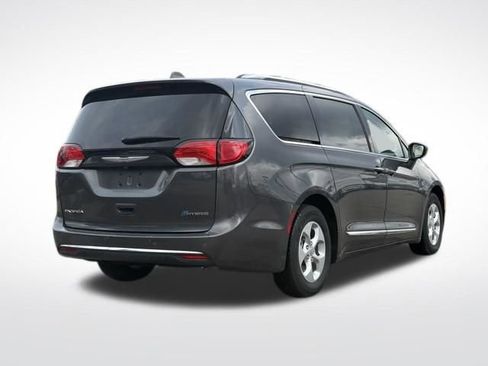 Used 2018 Chrysler Pacifica Touring-L image 17