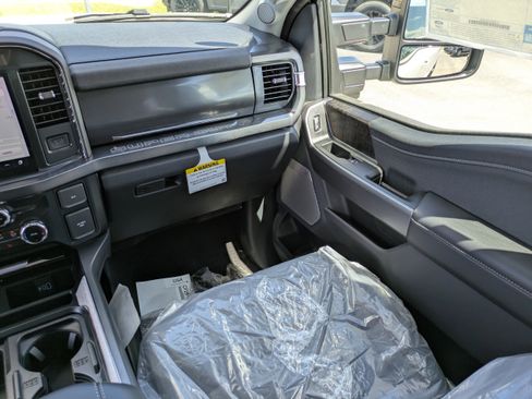 New 2025 Ford F250 Lariat w/ Black Appearance Package image 15