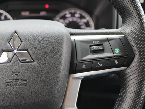 Used 2025 Mitsubishi Outlander SE image 12