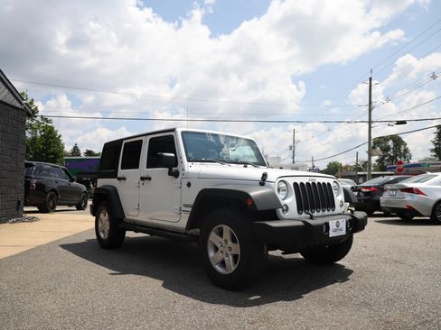 Used 2018 Jeep Wrangler Unlimited Sport S AWD/4WD image 3