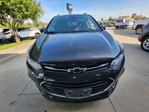 Used 2021 Chevrolet Trax LT w/ Driver Confidence Package FWD image 2