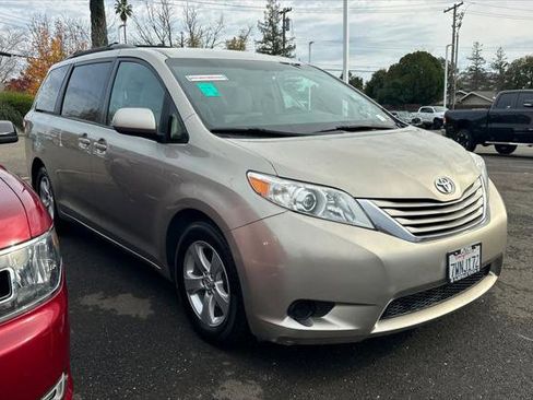 Certified 2017 Toyota Sienna LE image 3