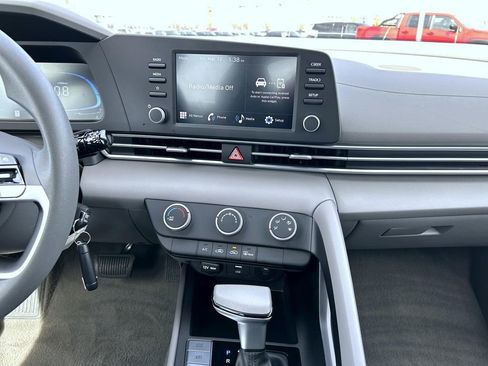 Used 2025 Hyundai Elantra SE image 15