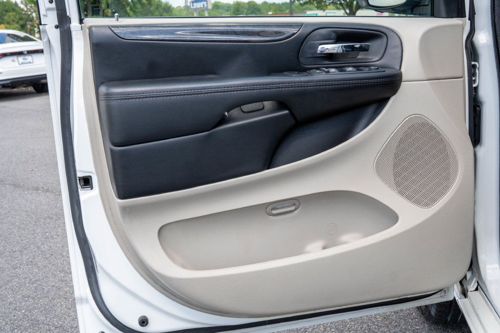 Used 2019 Dodge Grand Caravan SE w/ UConnect Hands-Free Group FWD image 9