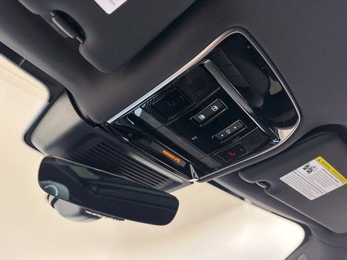 Used 2024 Land Rover Range Rover Long Wheelbase SE image 18