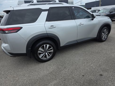 Used 2022 Nissan Pathfinder SL FWD image 2