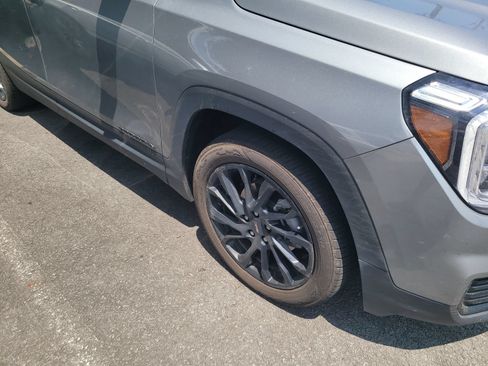 Used 2024 GMC Terrain SLE w/ Driver Convenience Package FWD image 4