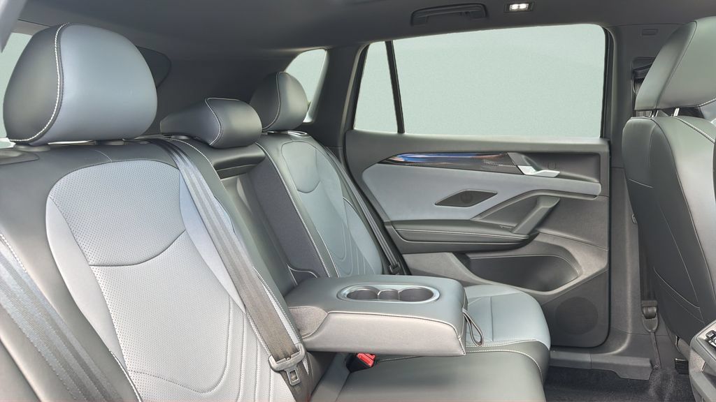 New 2026 Volkswagen Tiguan SE R-Line FWD image 33