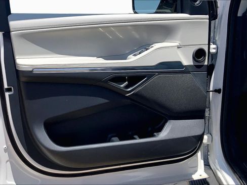 New 2026 Lincoln Navigator L Premier AWD/4WD image 10