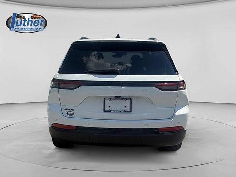 Used 2023 Jeep Grand Cherokee Altitude AWD/4WD image 4