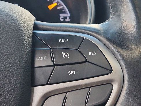 Used 2021 Jeep Grand Cherokee Laredo X image 22