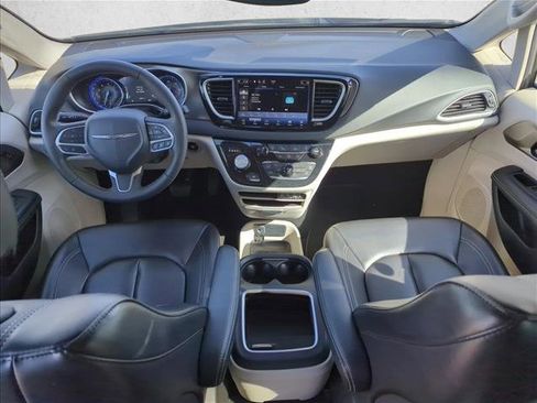 Used 2023 Chrysler Pacifica Touring-L FWD image 19