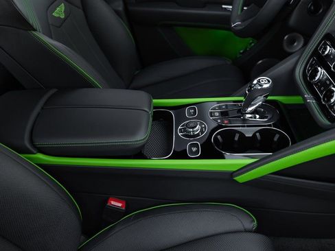 Used 2025 Bentley Bentayga image 29