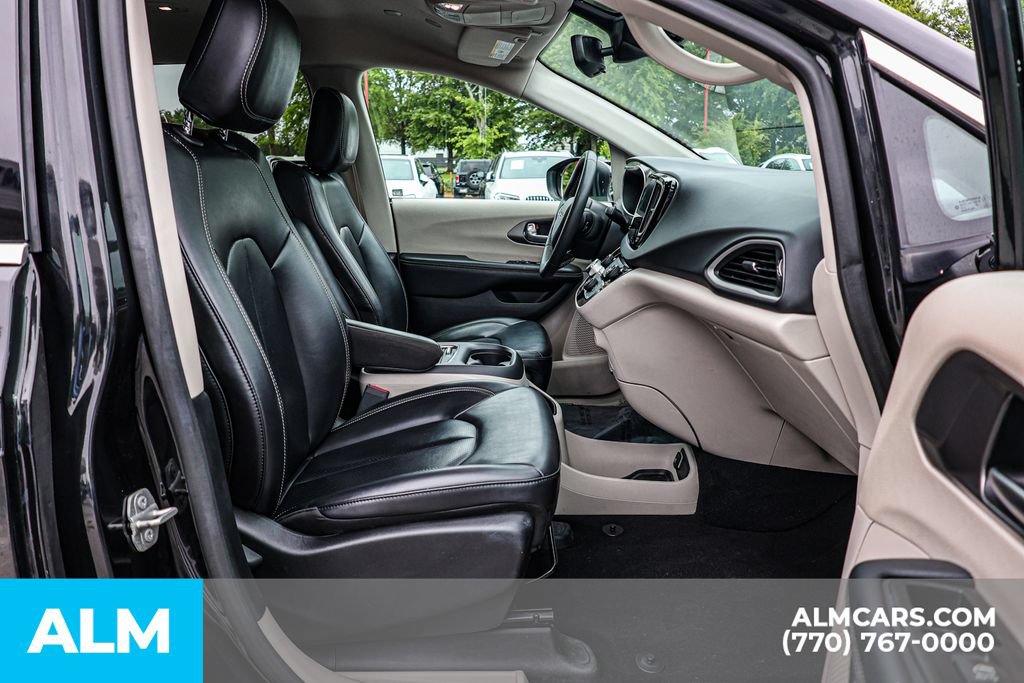 Used 2023 Chrysler Pacifica Touring-L FWD image 21