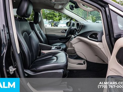 Used 2023 Chrysler Pacifica Touring-L FWD image 21