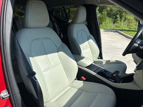 Used 2019 Volvo XC40 T4 Momentum FWD image 34