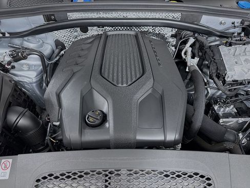 Certified 2025 Porsche Macan AWD/4WD image 33