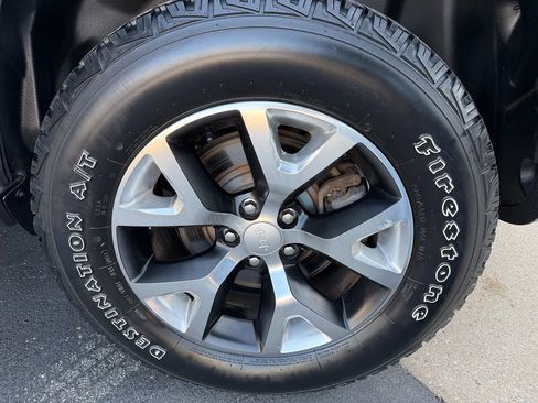 Used 2017 Jeep Cherokee Trailhawk AWD/4WD image 36