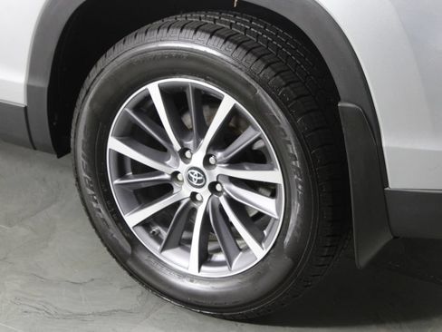 Used 2019 Toyota Highlander XLE AWD/4WD image 14
