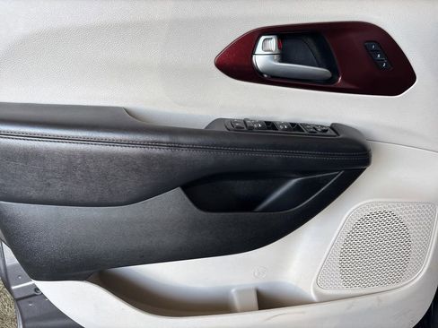 Used 2019 Chrysler Pacifica Limited w/ Advanced Safetytec Group FWD image 11