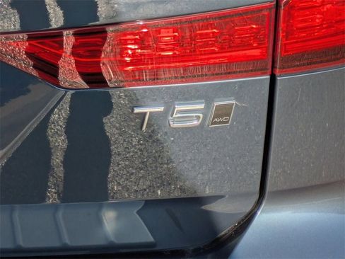 Used 2022 Volvo V60 T5 Cross Country w/ Climate Package image 10