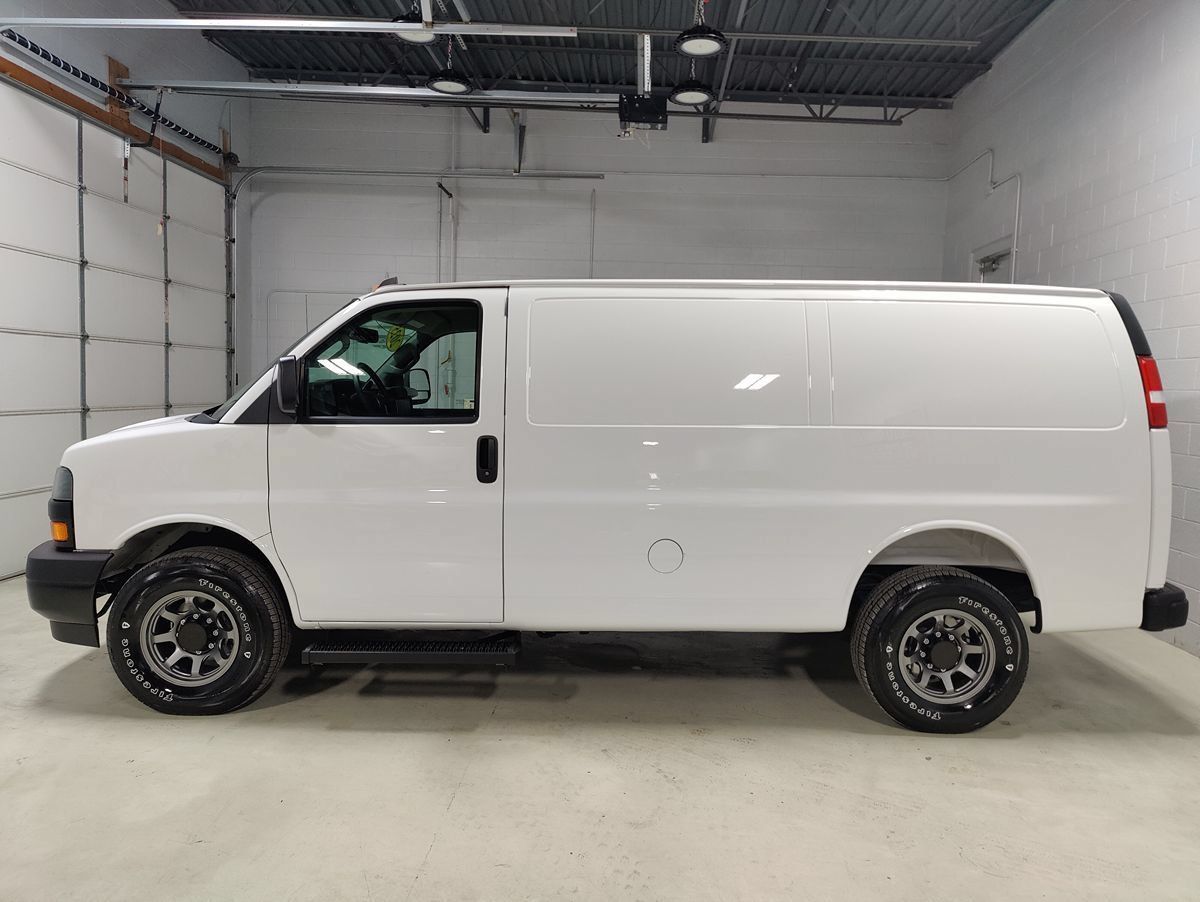 Used 2025 Chevrolet Express 3500 w/ Driver Convenience Package RWD image 33