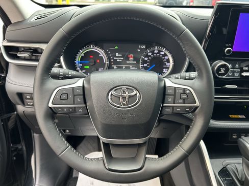 Used 2023 Toyota Highlander XLE AWD/4WD image 25